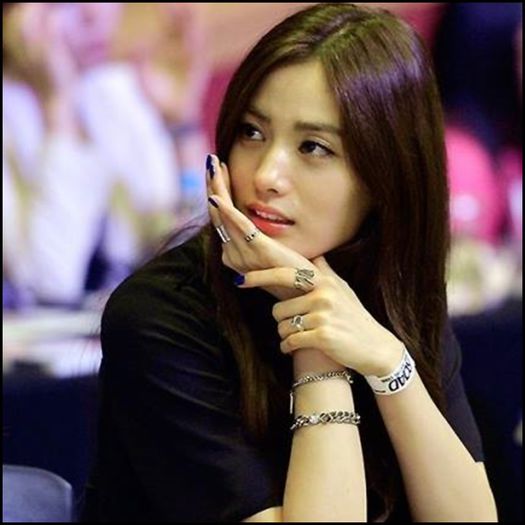 .★. Daaa~. Poti sa-mi iei tu locul daca vrei..:>..=)) {se intinde pe canapea} Tin locul ocupat {d}; pana vii, Uji. ;) {intinde mana spre ea}
