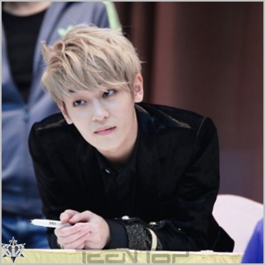 Joe| Haa~ Mersi Nana. <3 =)) [o ia pe Uji de mână] Nu pleci. >:) =)) [dansează cu ea râzând]