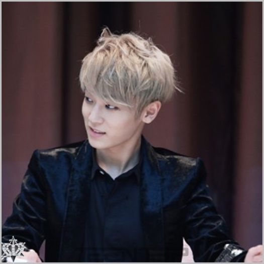 Joe| Ha. Ea stă în fotoliu şi eu... :| .. :))