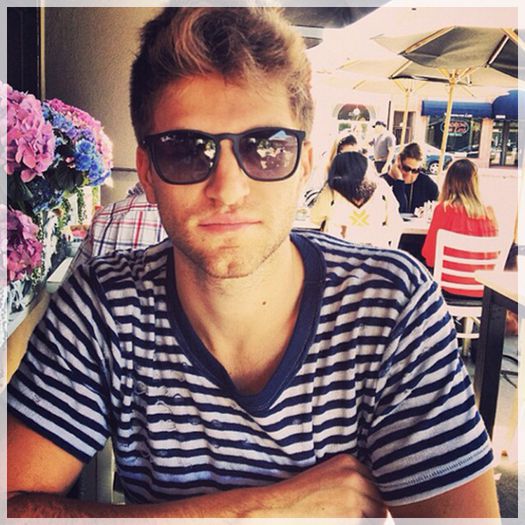 █ ▄→ nu am pierdut nimic, doar căutam ceva. şi mă uitam la tine pentru că apreciez -cl-; femeile harnice :))))) poate îmi speli şi mie maşina, îţi dau şi bani
