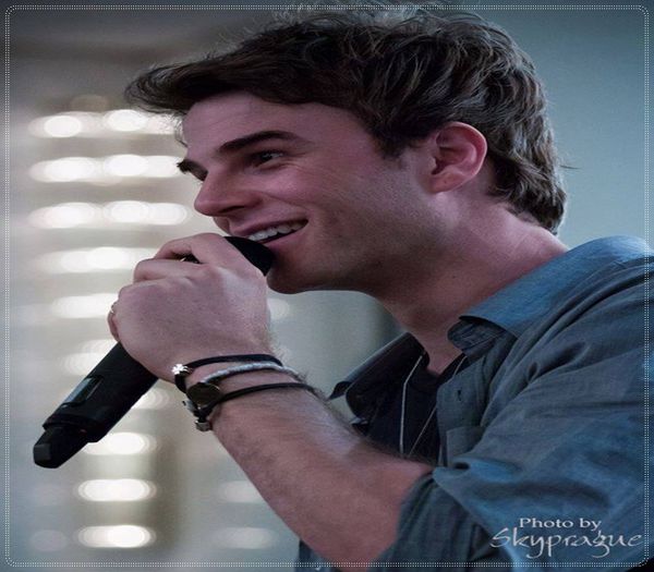 Un miracol si`o minune, daaa, te-au adus pe tine in brate la mineee :))) *se uita la Denisa*; *canta afon*
