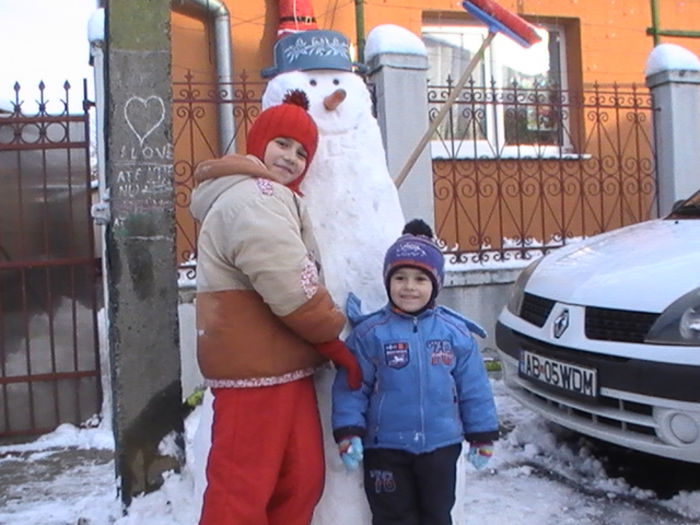 In fata casei, langa omul de zapada