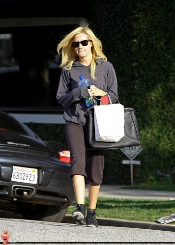 2v1xff8 - Ashley Tisdale