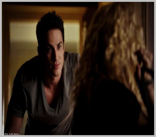 ▬ ❝Nu`i nimic...=))) Si bantui pe aici, nimic special...Tu?|o ia cu mana de dupa gat|[=))