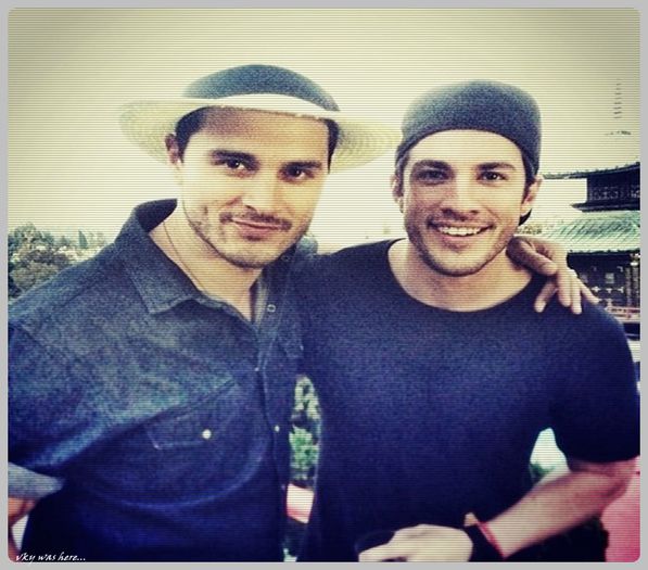 ▬ ❝Nu... Doar esti tu prea inteligenta... Si la ce`ti foloseste?...#bonnie[=)))) + [cl]; Asta e bine ca ne`am gandit la aceasi chestie... |rade| Poate ii pun o manusa si te lovesc cu ea ca o declaratie intre muschetari...#koll[=))))))))
