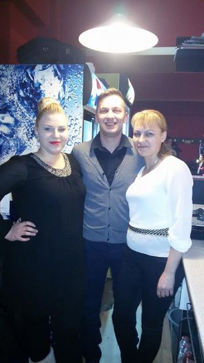 la serviciu cu colegele...