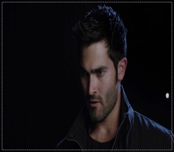 ɪʟɪᴇ - clk IMI VINE SA MA PSH. DE CE IMI VINE SA MA PSH, CAND ERAM VAMPIR NU-MI VENEA ASA DES. :((((; *deschide geamu si se psha in gradina; ia vioara* Ce sa cant?... Parca erai suparat pe mine =))))...
