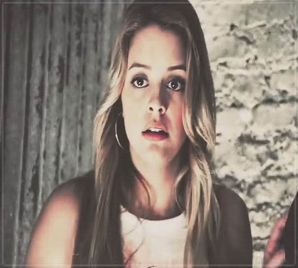 》 clk Stai...ce? *se uita confuza la Ilie si Derek* Adica tu ai fost in corpul lui Ilie; si mie nu mi-ai spus? Te-am mai si palmuit degeaba.... =)))) #Derek.
