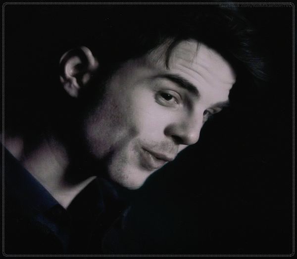 ;; clk Am tacut, am tacut....vezi-ti de Ilie ;> =))))#Tatia; De exemplu *isi plimba doua degete pe piciorul ei* Cum de te-a adus destinul in calea mea? *isi muta privirea de la degete la ochii ei* ;3 =)))) #Adriana
