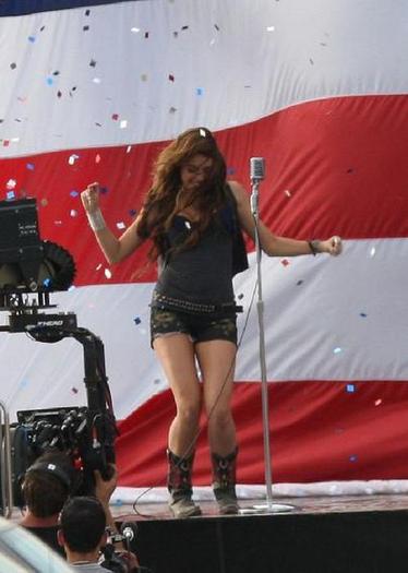 miley-cyrus-party-in-the-usa-foto-01