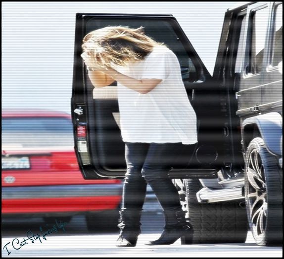 ∆▽■□ .nɒϱɿom ɒnin ♔♥●✿.[cl][#intra in bloc cu capu`n jos lp , isi baga mana`n par , aranjandu`l; in mana cealalta are o sapca care o avusese pe cap .
