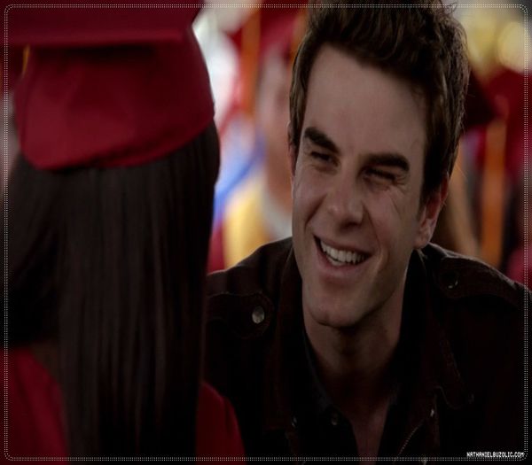 ;; clk *rade ip si o pipaie apoi spune serios* Nu vreau *se joaca cu o suvita; din parul ei* =))))
