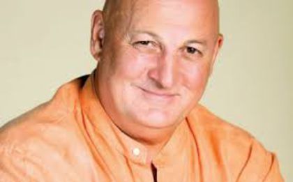 Bun! fugi si ia un buchet de flori, niste suc si ce stii ca ii place sa vada ca n-am uitat-o.