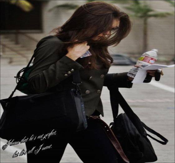 - [intra in casa ascultand la casti muzica clasica]