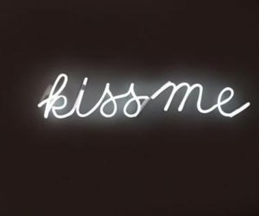 Dupa cateva minute Eny ajunge.