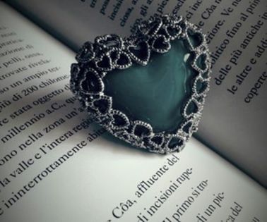 ln acel moment Eny s-a ridicat si a luat-o la fuga.Laur privea cum se indeparta si nu stia ce sa; faca ; sa se duca dupa ea sau sa ramana pe banca? dupa cateva secunde decide sa o lase sa plece apoi ii suna telefonul.
