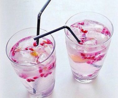 Acum stia un lucru : era liber si putea sa fie cu Eny.Aceasta nu a dat niciun semn in acea zi asa ca; Laur a sunat-o.
