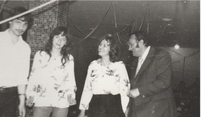 1980 , cu ai mei la cheful de absolvire - doi liceeni indragostiti