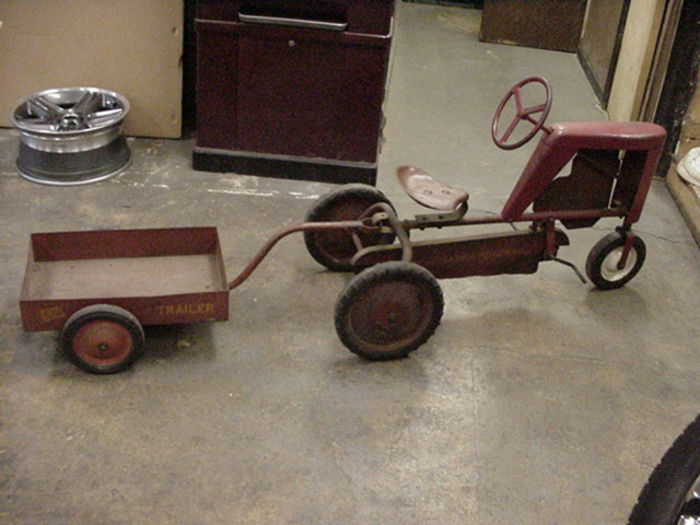 red-pedal-tractor - obiecte vechi