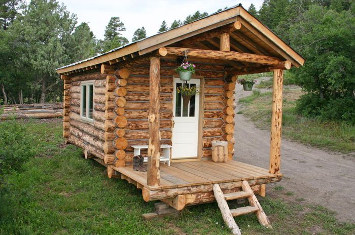 outstanding-tiny-log-cabin-ski-hut - constructii din lemn