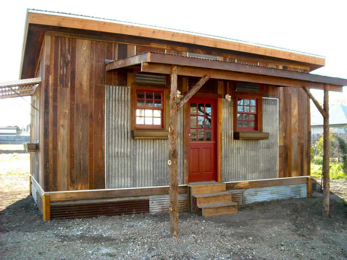 Build-Tiny-House-Floor-With-Wood-Column-Stand - constructii din lemn