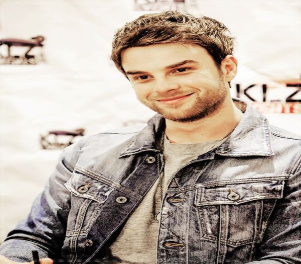 ;; clk *sta serios cateva secunde apoi incepe sa rada si o imbratiseaza; ii ia microfonul* - here - episode 41 - done