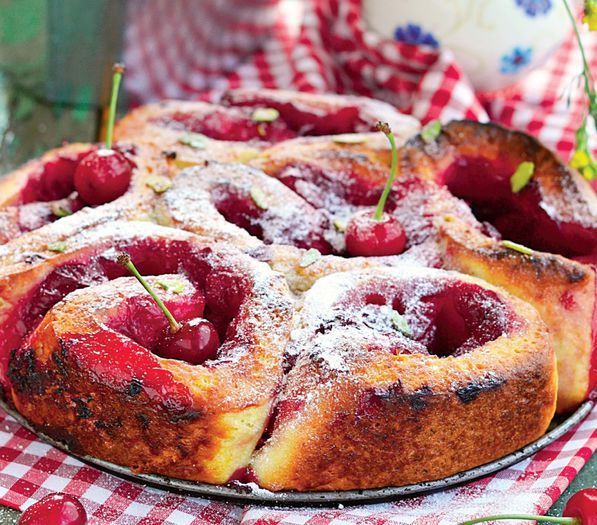 prajitura-trandafir-cu-cirese