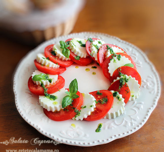Salata Caprese - Idei de aranjare a platourilor pentru  mese festive si ocazii speciale