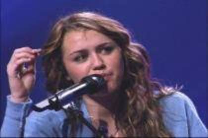 ANAXZKIXINWOFJPADCN - Miley Cyrus poze dar doar cateva
