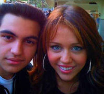AUFETDJYOYDUZGAQGCT - Miley Cyrus poze dar doar cateva