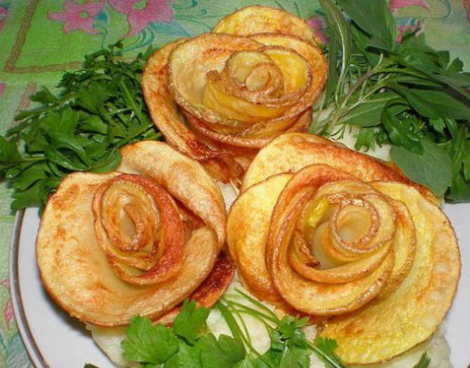 Trandafiri din cartofi 1 - Idei de aranjare a platourilor pentru  mese festive si ocazii speciale