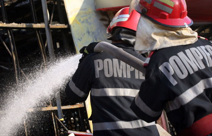 ~Are loc un incendiu, toti evacueaza cladirea si la scurt timp sosesc pompierii~ - Epii 23 _ Haunted