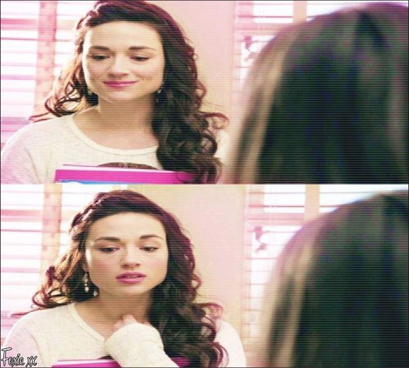 シ.; Hii :3. #se uită la ea și zâmbește.