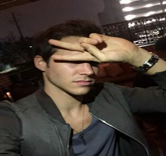 ❤;. ma simt un rege #se uita la ele si își musca buza