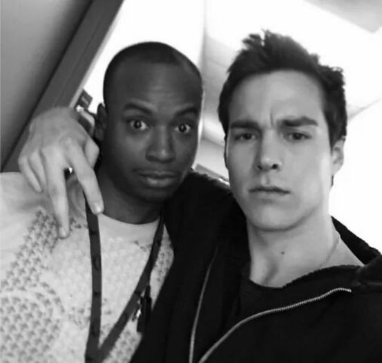 ❤;. #vine in blugi, dezbracat de tricou si cu un papion la gat.click - here - episode 41 - done