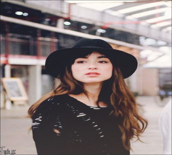 シ.;  #se de mai în spate și se uită din umbră la ei ;( =))). - here - episode 41 - done