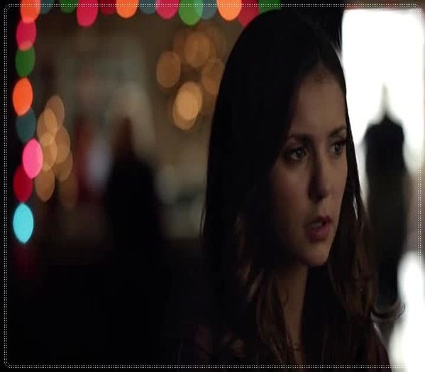 》[19.01] *iese din vila si se plimba pe strada uitandu-se la oameni* ;<