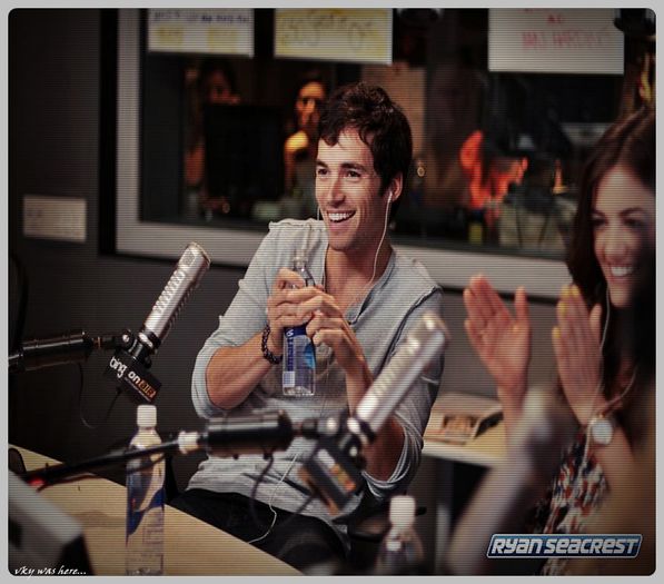 - Dieta? Asta se numeste pedeapsa, nu dieta... #ely [mananca si se uita la trecatori]