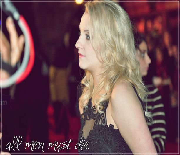 - ¤vine cu un bemweu cu număr de Bulgaria ascultând ABRACADABRA HERY HERY POTTER; opreşte maşina (cl; coboară geamu şi se uită la ei cu o pereche de ochelari de soare pă ochi şi cu o scobitoare între dinţi¤
