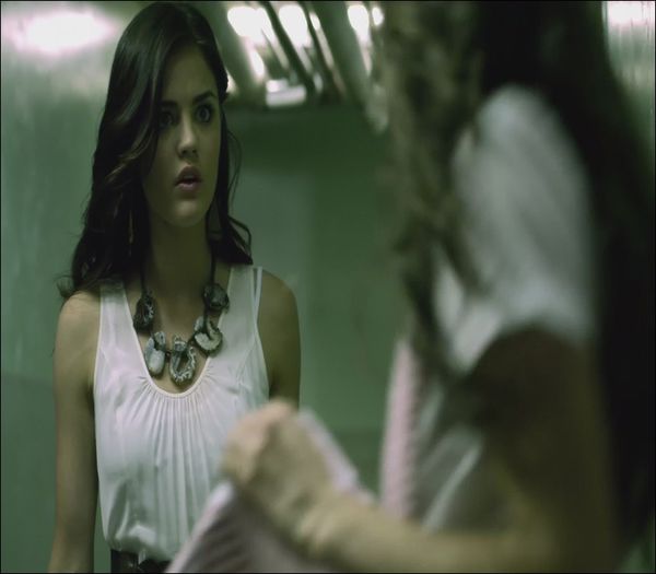 .•*´♥`*•. * intra dupa adda; ia niste popcorn si suc din bucatarie si se tranteste langa ea pe canap