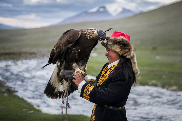 Asher Svidensky si Ashol Pan; Asher Svidensky de 13 ani,este cea mai tinara fata vinator,din Mongolia
