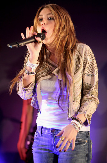 ITunes LIVE London Miley Cyrus Performs 3arUn0jLaFtl - Miley Cyrus