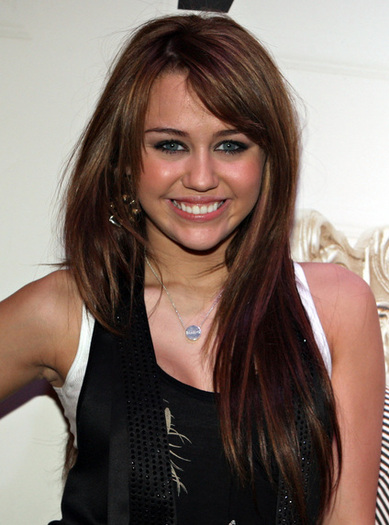 miley-cyrus-paris-showcase (9)-thumb-425x572 - Miley Cyrus