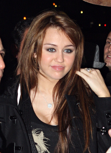 miley-cyrus-paris-showcase (10)-thumb-425x584 - Miley Cyrus