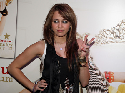 miley-cyrus-paris-showcase (12)-thumb-425x316 - Miley Cyrus