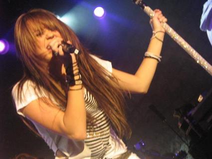 show12-thumb-425x318 - Miley Cyrus