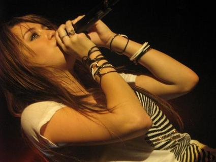 show20-thumb-425x318 - Miley Cyrus