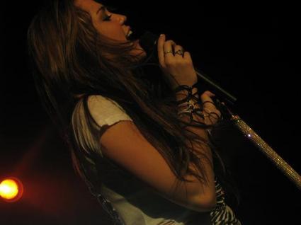show29-thumb-425x318 - Miley Cyrus