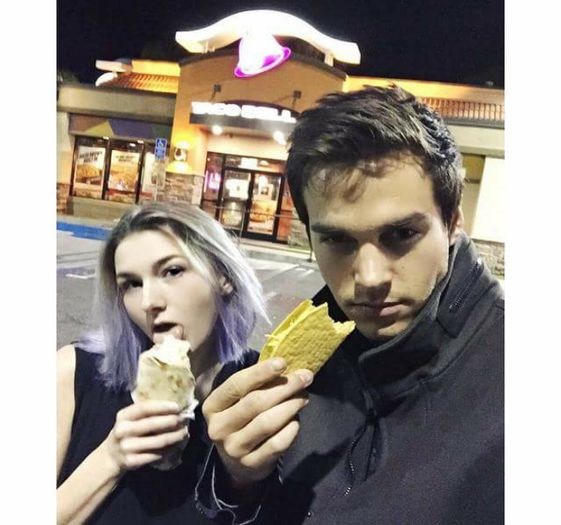 ❤;. awee ;3 #o pupa pe obraz si ii da un trandafir - here - episode 41 - done