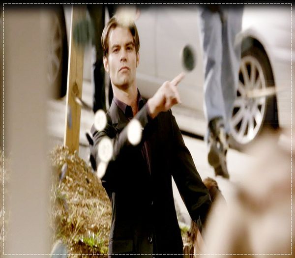 ;; clk *se ridica si-si aranjeaza mansetele de la camasa; pune meneaito - here - episode 41 - done